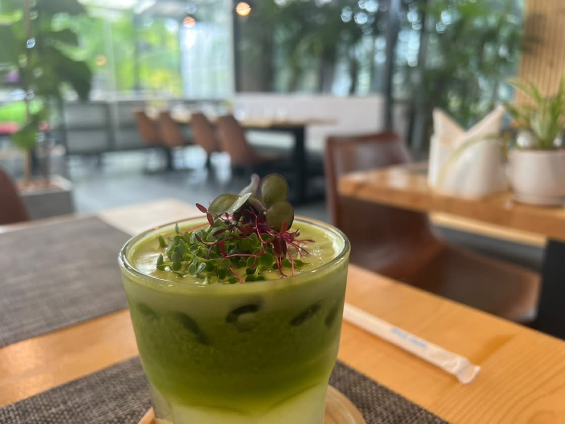 Preparación verde fresca en un vaso